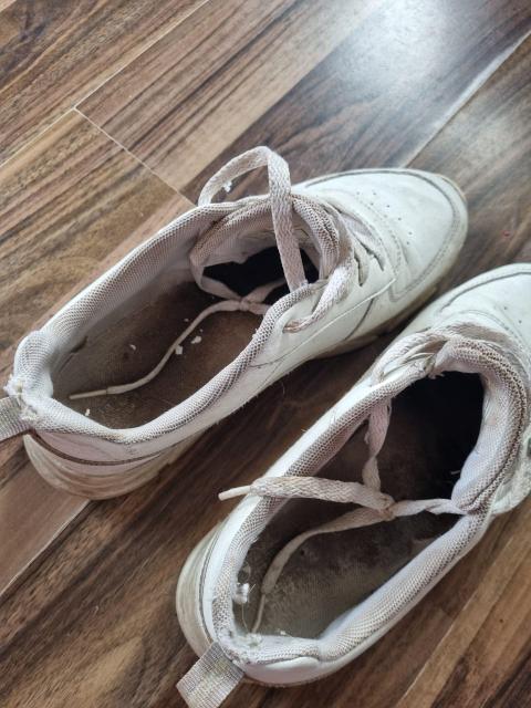 Ohne Socken getragen