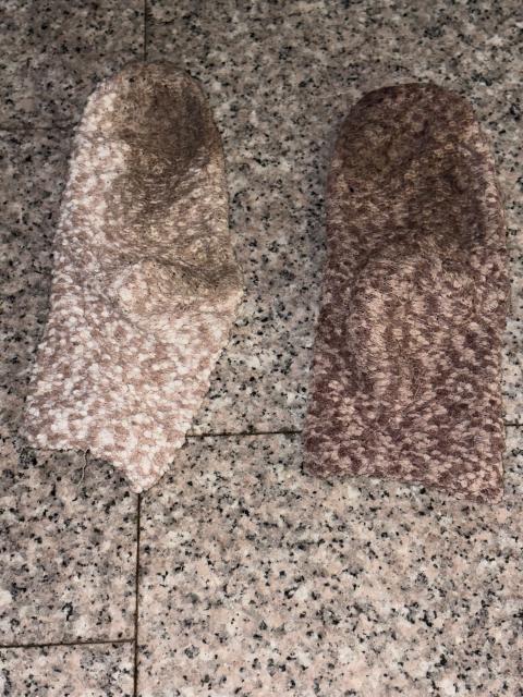 Verkaufe zwei farblich Unterschiedliche gern getragene Kuschelsocken