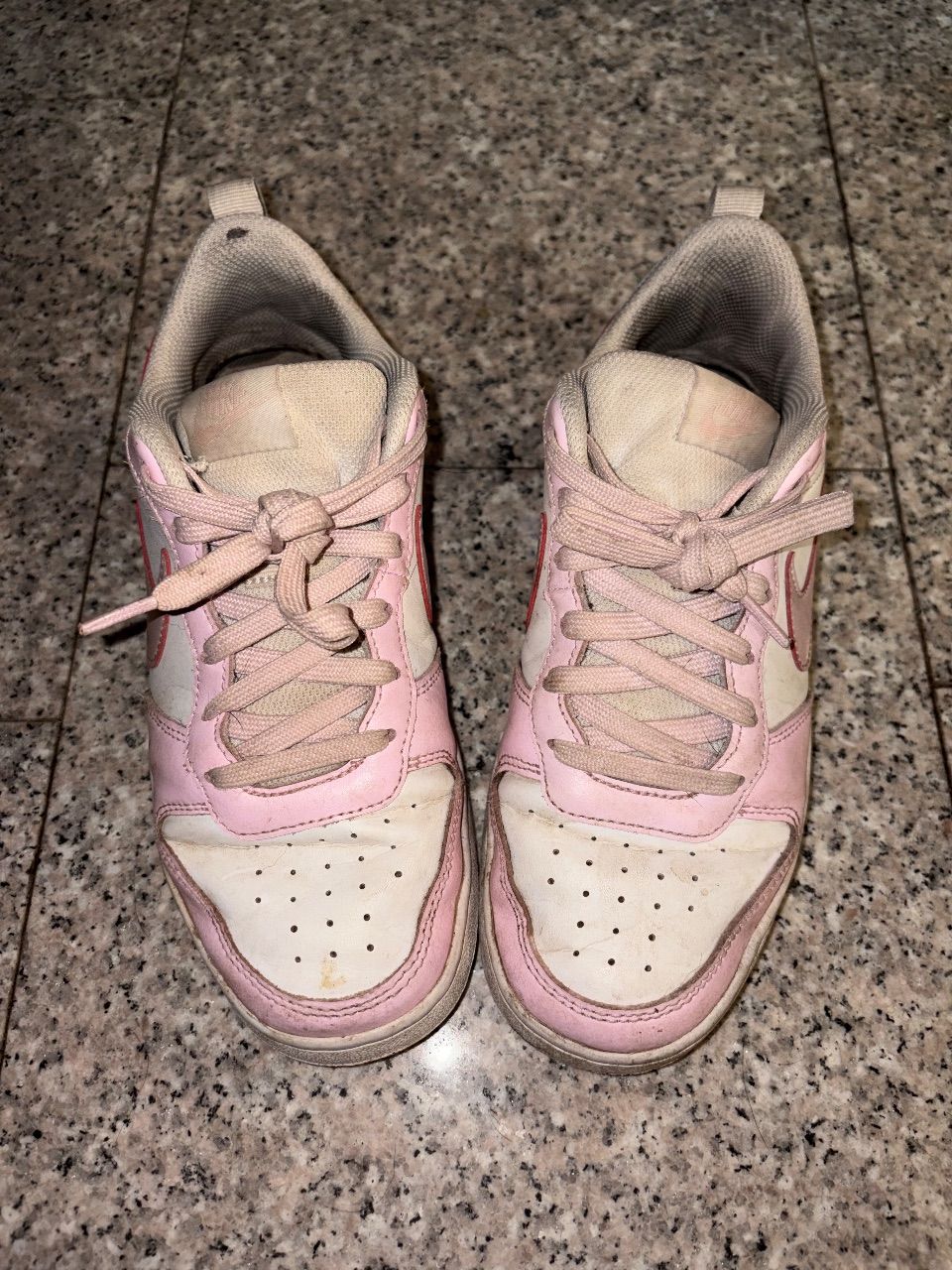 Viel getragene rosa Nikes