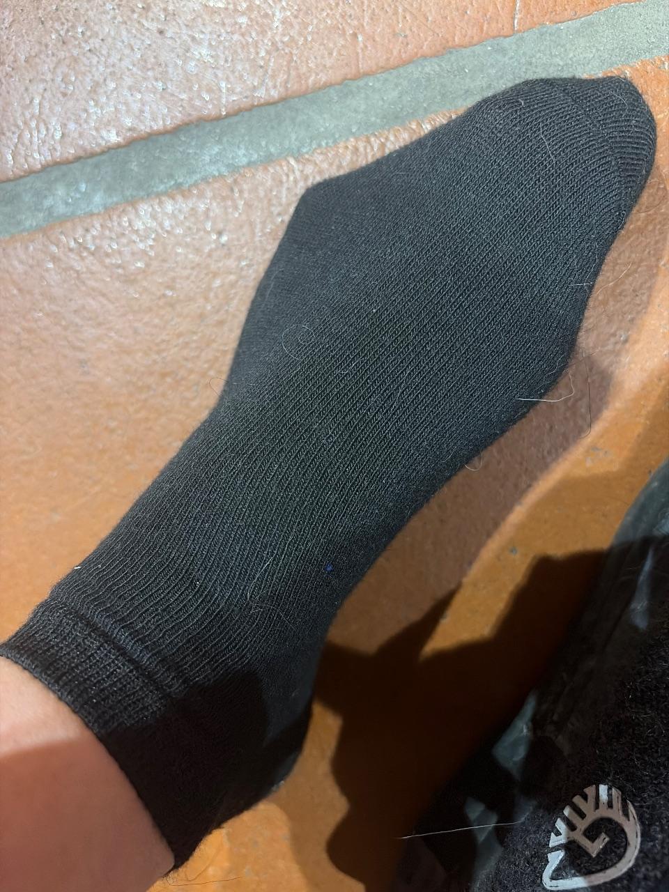 Schwarze getragene Socken