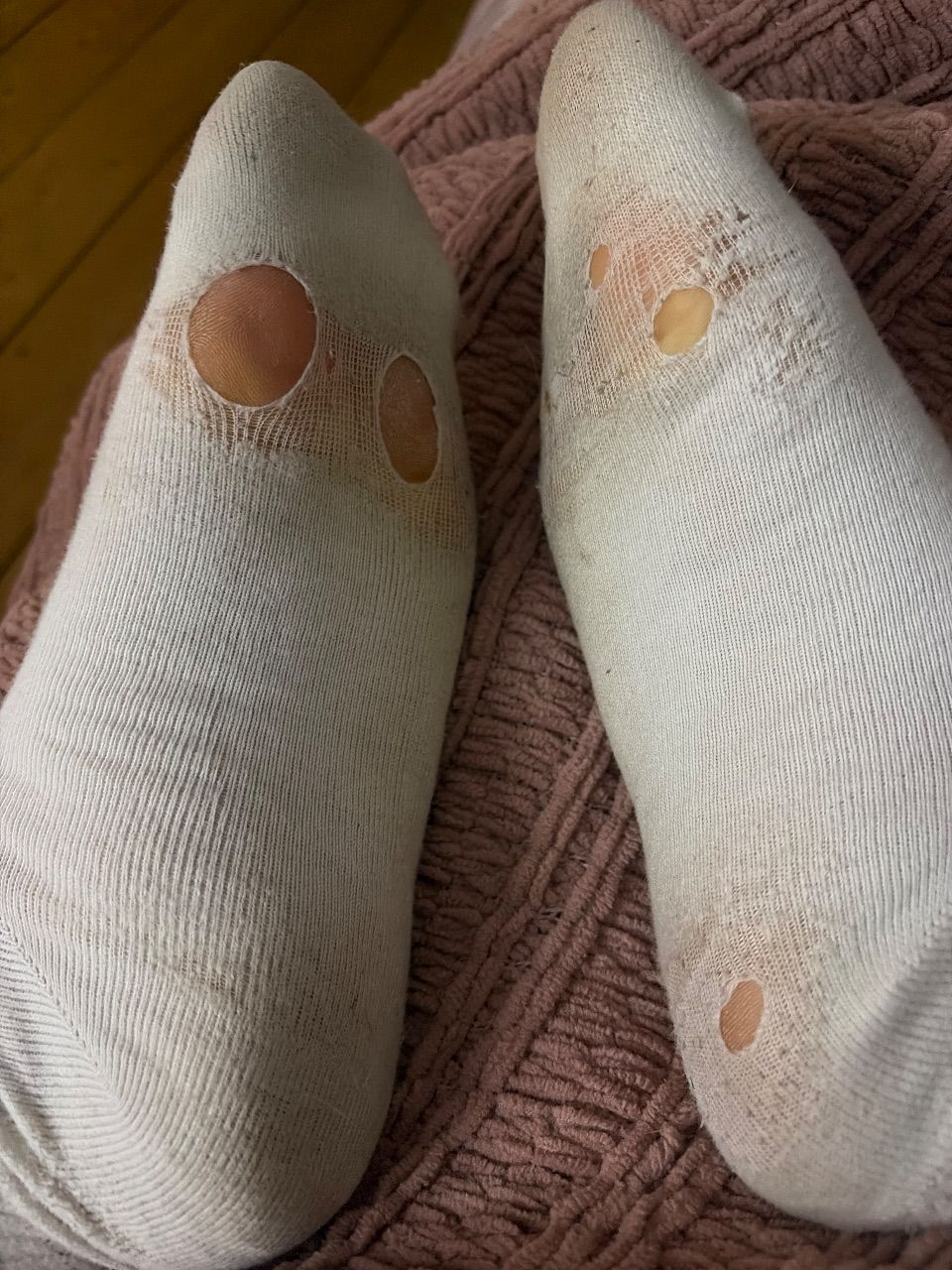 Socken mit Löchern 