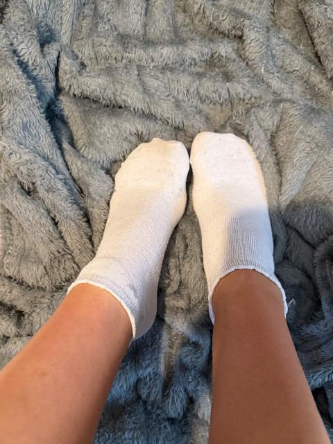 Weisse benutzte Socken mit herzchen