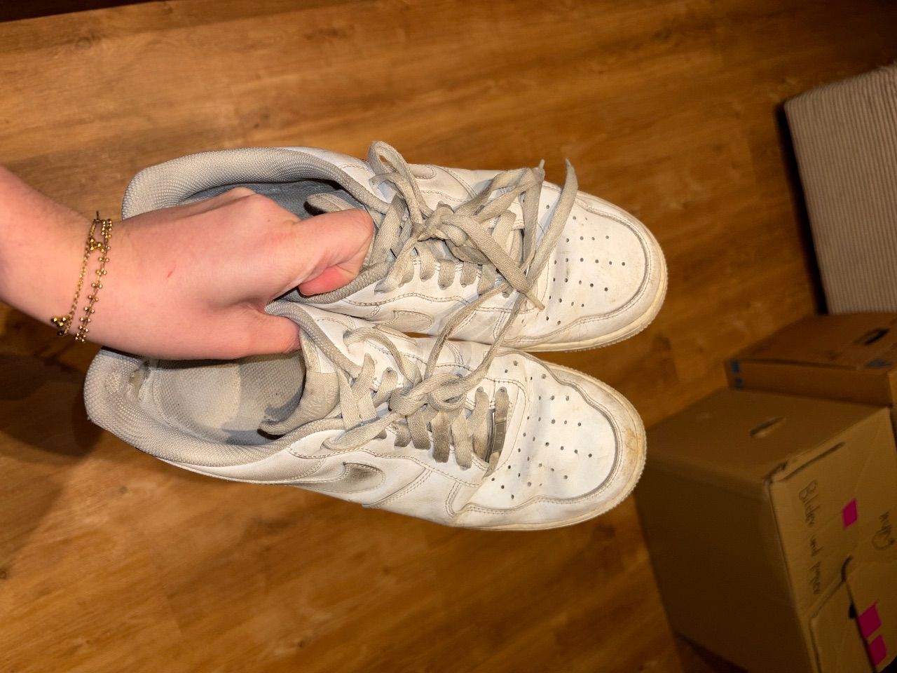 Getragene weiße Nike Airforce 1 