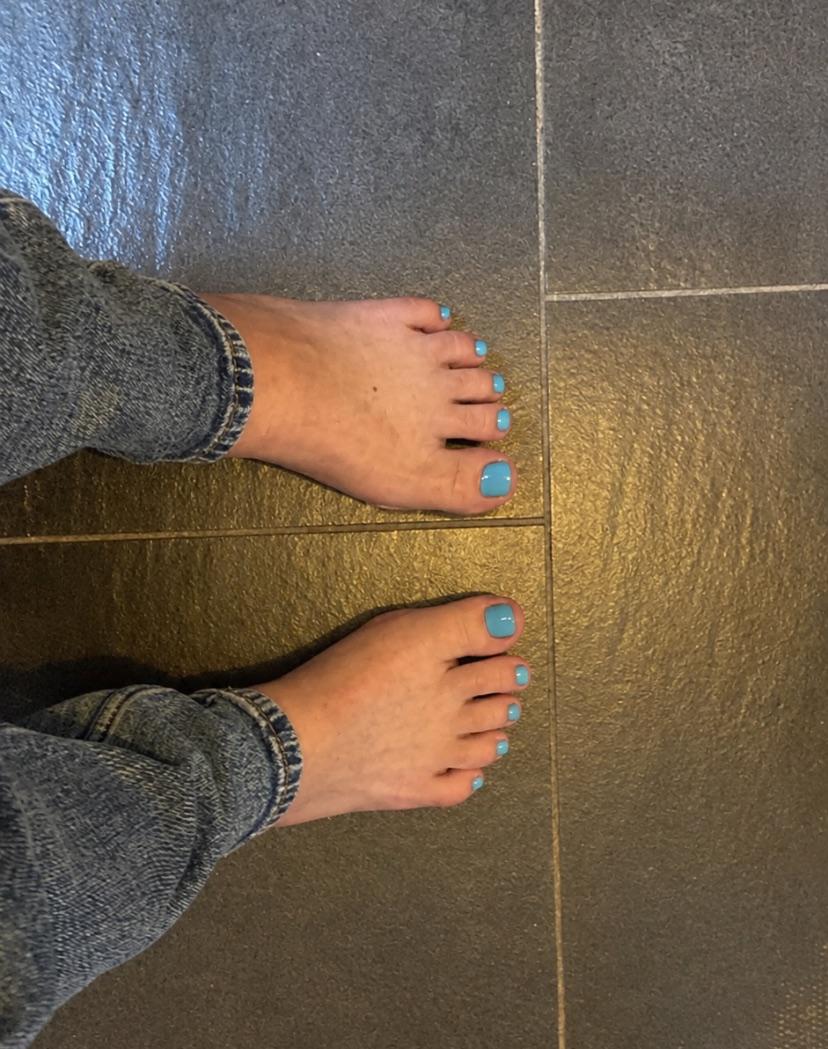 💎 Ocean Kiss – Frisch lackierte Toes in Türkis 🩵💋