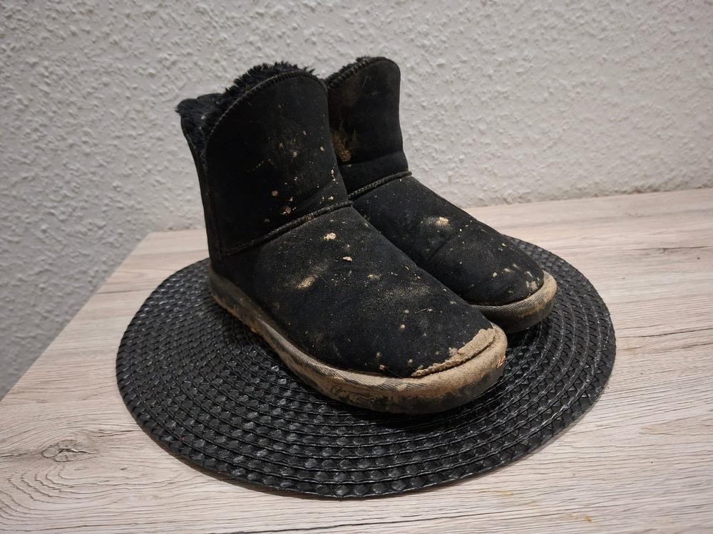 Ein Paar gefütterte Boots in Schwarz (Größe 37)