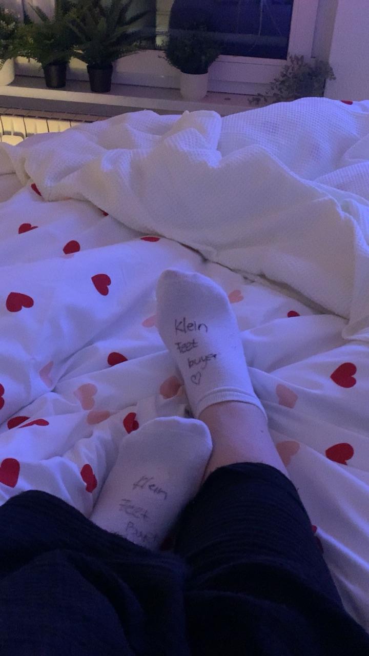 weiße benutzte socken mit schrift